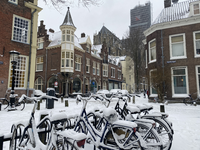 900641 Gezicht in de Voetiusstraat te Utrecht, tijdens winterse omstandigheden, vanaf het Pieterskerkhof. Op de ...